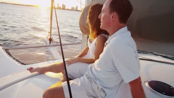 Пара, смотрящая на Sunrise на роскошной яхте — стоковое видео