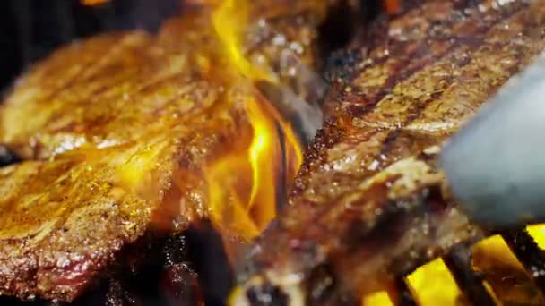 Sığır eti biftek ızgara, et lokantası — Stok video