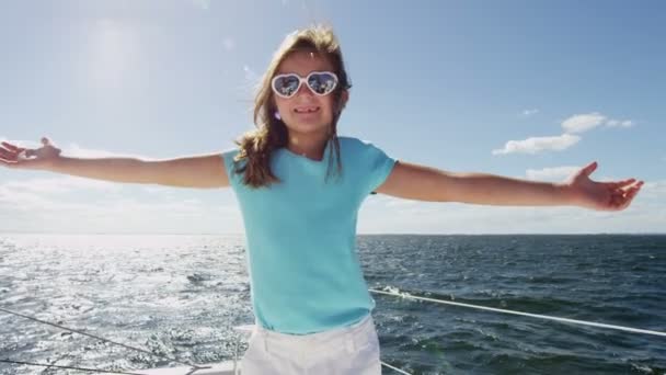 Νεαρό κορίτσι σε πολυτελή γιοτ στον ωκεανό — Αρχείο Βίντεο