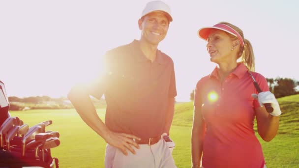 Male and female golf players on golf course — Stock Video