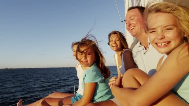 Люблячих батьків і молодих дочок на розкішному яхті — стокове відео