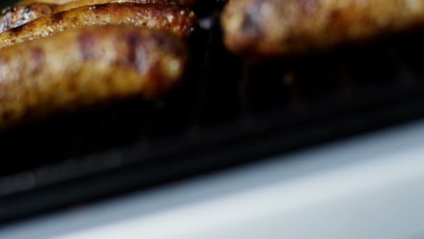Kiełbasy grillowane mięso na grilla — Wideo stockowe