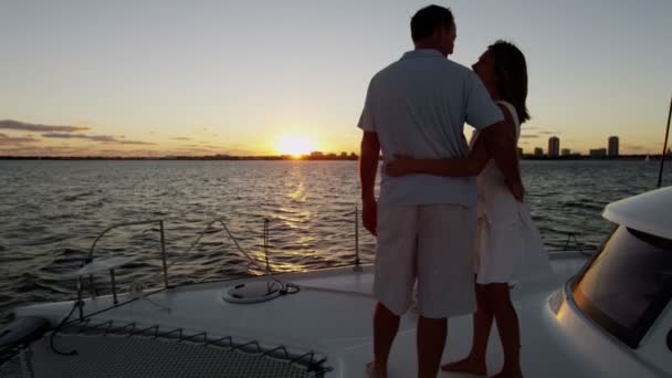 Couple regardant Sunrise sur yacht de luxe — Video