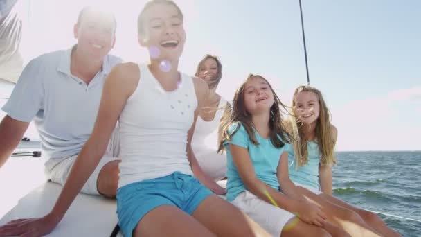 Chicas jóvenes con padres divirtiéndose en yate de lujo — Vídeo de stock