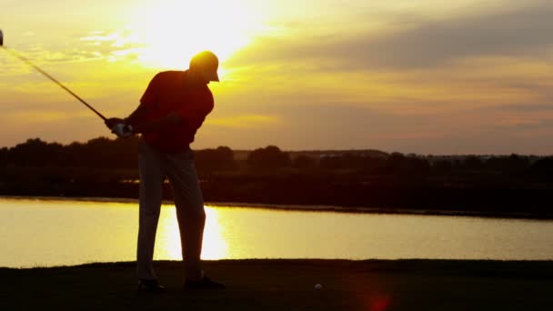 Jugador de golf masculino profesional jugando en el campo — Vídeos de Stock