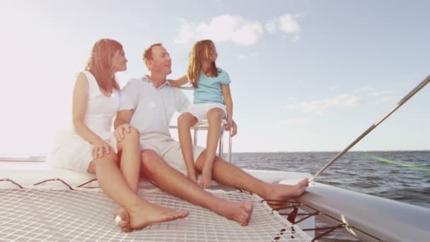 Famiglia con bambini che navigano su yacht di lusso — Video Stock