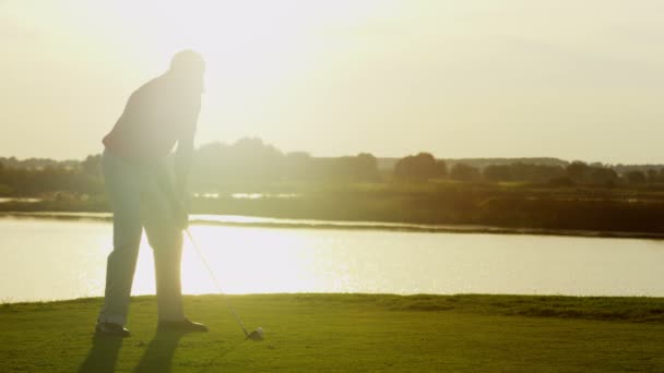 Golfový hráč hraje na hřišti golf — Stock video