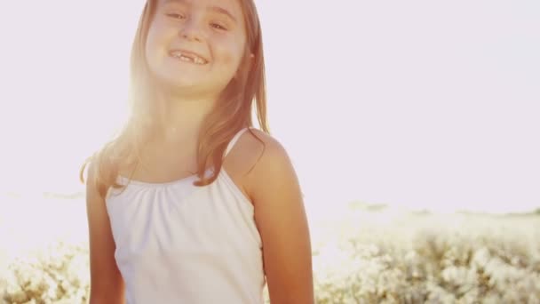 Smiling young girl outdoors in meadow — Stock Video