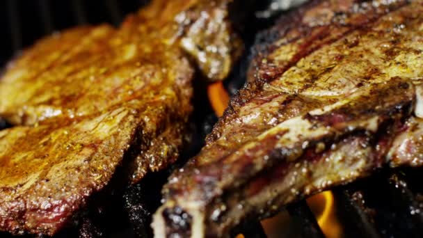 Steaks de vită pe grătar la friptură — Videoclip de stoc