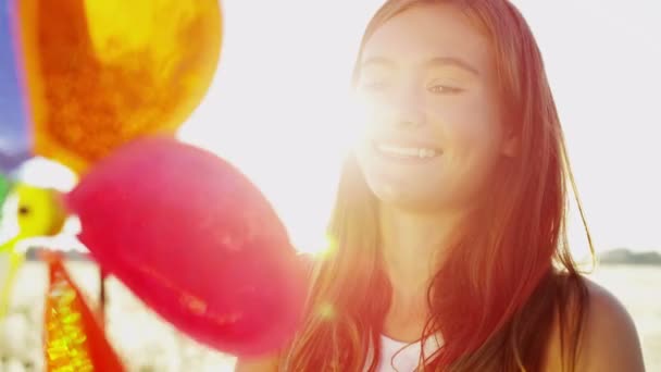 Ragazza all'aperto giocando con colorato mulino a vento giocattolo — Video Stock