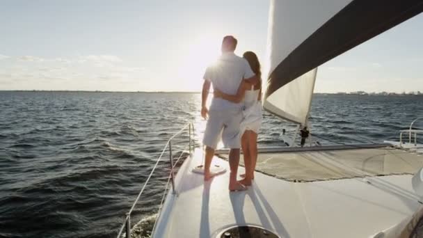 Casal jovem Vela em iate de luxo — Vídeo de Stock