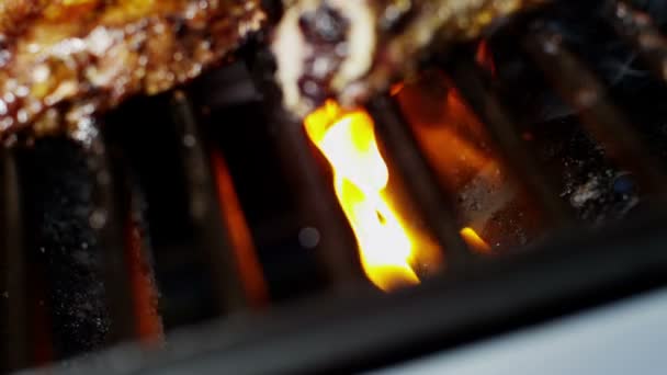 Nötköttsbiffar på grillen på steakhouse — Stockvideo