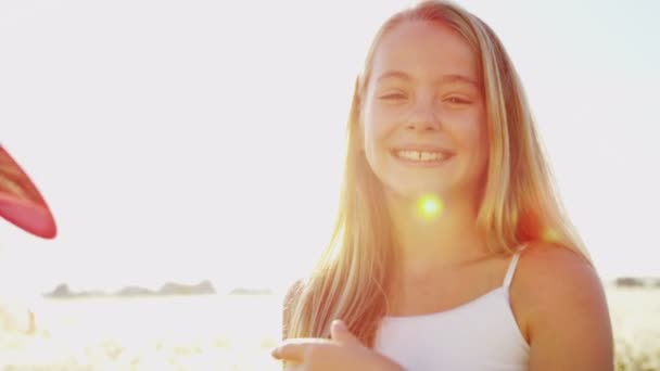 Chica al aire libre jugando con colorido molino de viento juguete — Vídeo de stock