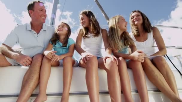 豪华游艇上的父母和女儿 — 图库视频影像