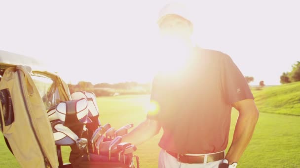 Gracz z klubów golfowych na zewnątrz — Wideo stockowe