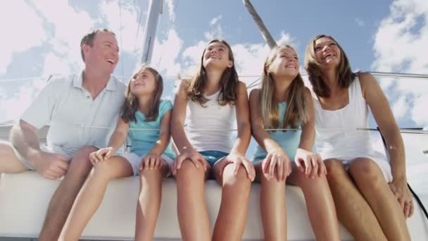 Ung mor och far med leende flickor på yacht — Stockvideo