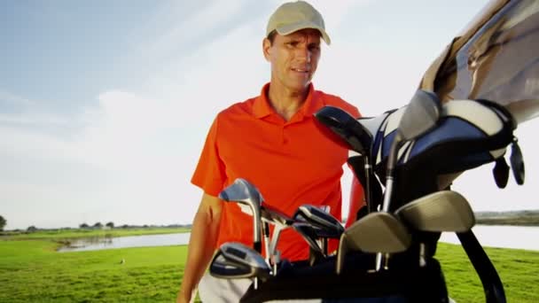 Professional male golf player and golf cart with equipment — Stock Video