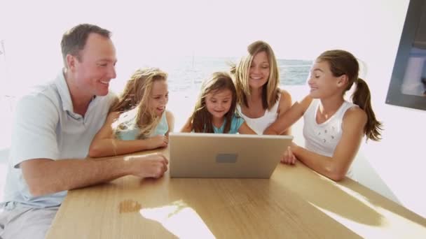 Padres con niños usando laptop — Vídeo de stock