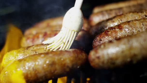 Salsichas de carne grelhadas no churrasco — Vídeo de Stock