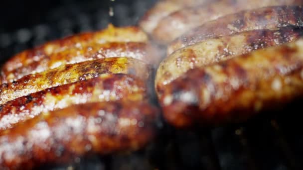 Salsichas de carne grelhadas no churrasco — Vídeo de Stock