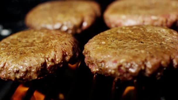 Fresh minced beef burgers on grill — Stock Video