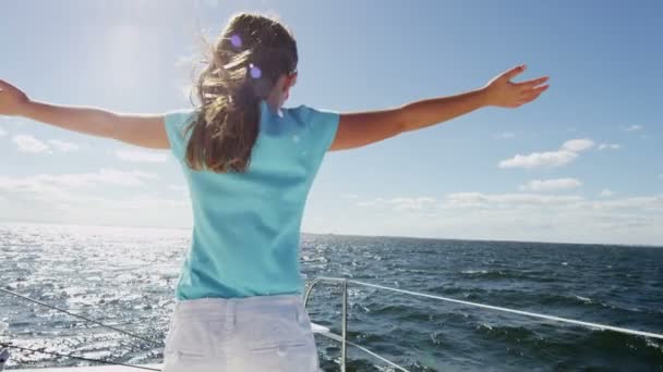 Jovem no iate de luxo no oceano — Vídeo de Stock