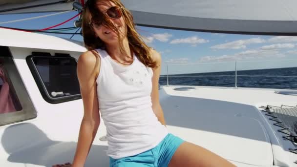 Junges Mädchen auf Luxusjacht im Ozean — Stockvideo