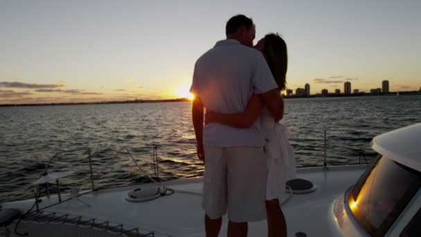 Couple regardant Sunrise sur yacht de luxe — Video