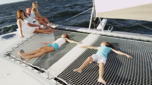 Famiglia con bambini che si divertono su yacht di lusso — Video Stock