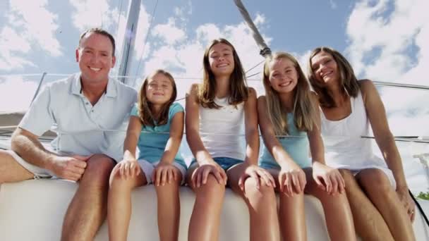Jovem mãe e pai com meninas sorridentes no iate — Vídeo de Stock