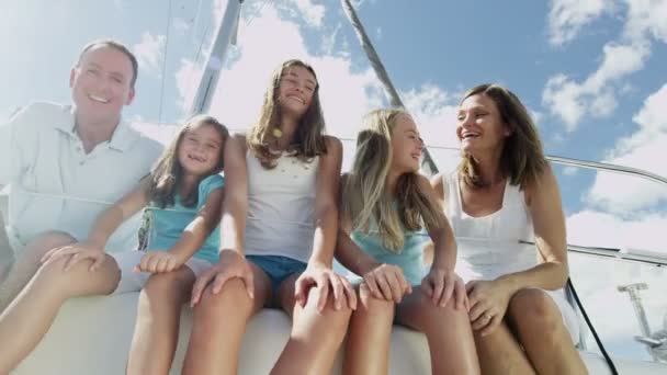 Jeune mère et père avec des filles souriantes sur le yacht — Video
