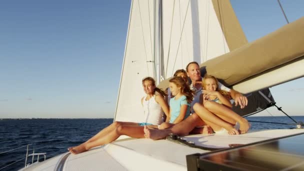 Famiglia che viaggia su yacht di lusso — Video Stock