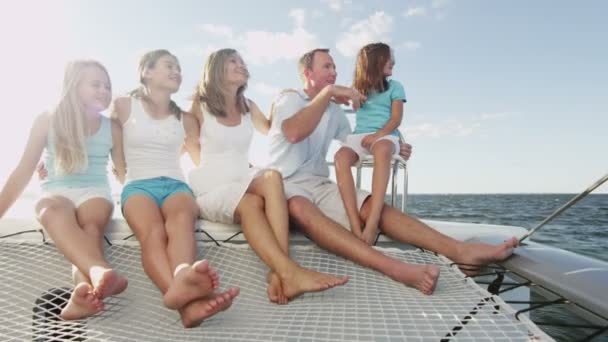 Gezin met kinderen op luxejacht zeilen — Stockvideo