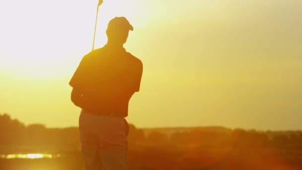 Giocatore professionista di golf maschile che gioca sul campo — Video Stock