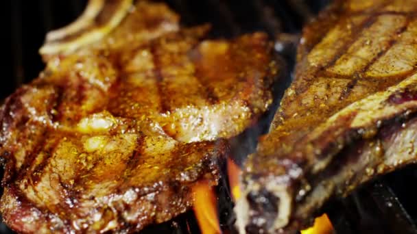 Steaks de boeuf sur le gril au steakhouse — Video