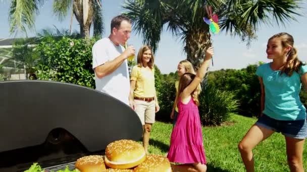 Parents avec filles griller la viande barbecue — Video