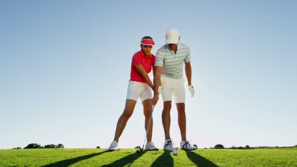 골프를 치는 남자와 여자 — 비디오