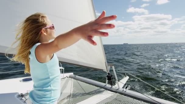 Ung flicka på lyxyacht i havet — Stockvideo