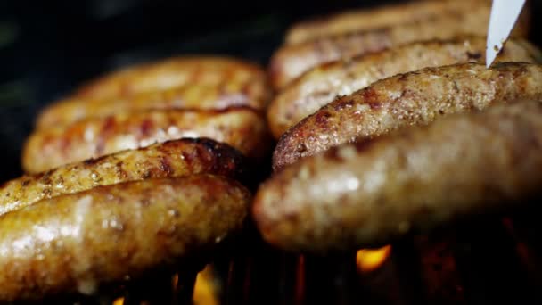 Saucisses de viande grillées sur barbecue — Video