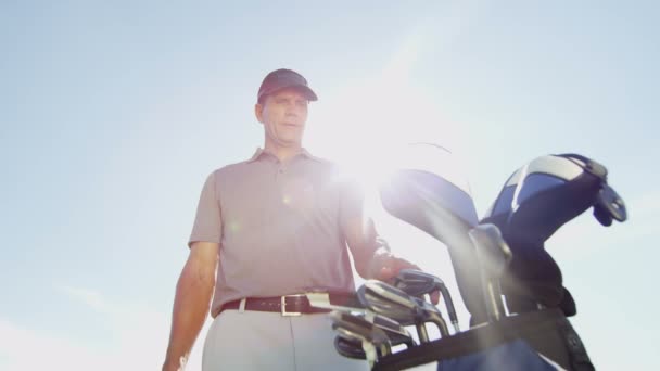 Jugador profesional de golf masculino — Vídeo de stock