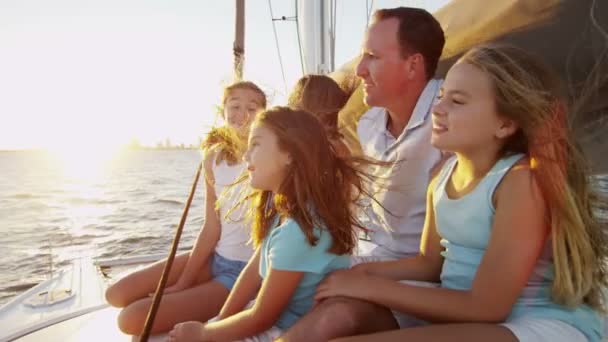 Padres amorosos e hijas jóvenes en yate de lujo — Vídeo de stock