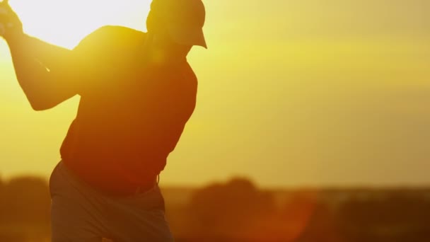 Mannelijke golftoernooi speler spelen op veld — Stockvideo