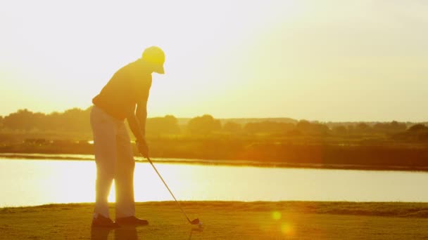 Jugador de golf masculino profesional jugando en el campo — Vídeos de Stock