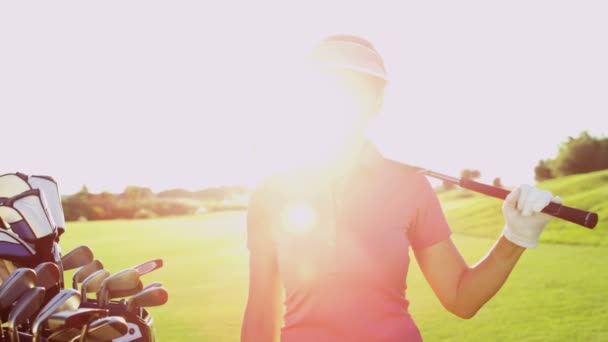 Jugador de golf con palos de golf al aire libre — Vídeos de Stock