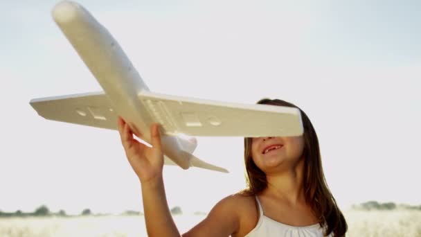Chica joven jugando con el avión de juguete — Vídeos de Stock