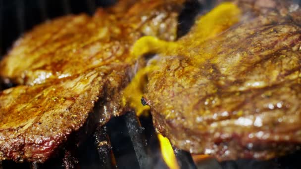 Bifes de carne na grelha em churrascaria — Vídeo de Stock