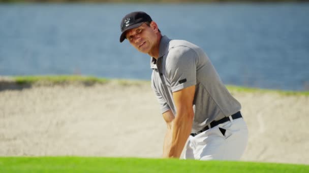 Joueur de golf professionnel masculin pendant l'entraînement — Video