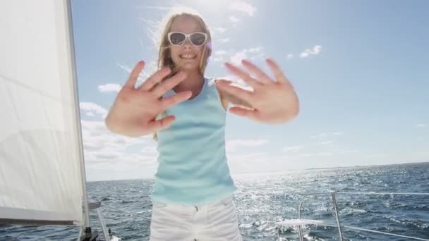 Fiatal lány, a luxus jacht az óceánban — Stock videók