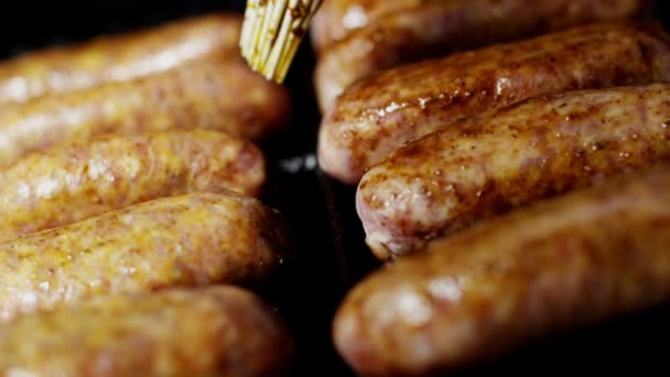 Embutidos a la parrilla barbacoa a la parrilla — Vídeos de Stock