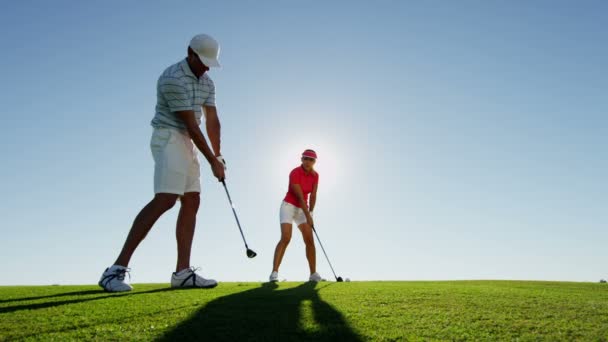 Kadın ve erkek golf oynuyor. — Stok video